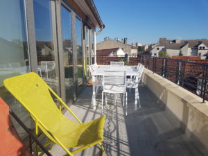 Terrasse aménagée de l'agence Parlons RH.