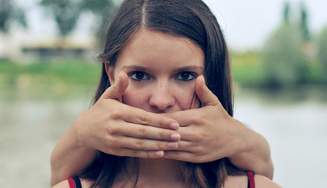 Une femme est empêchée de parler