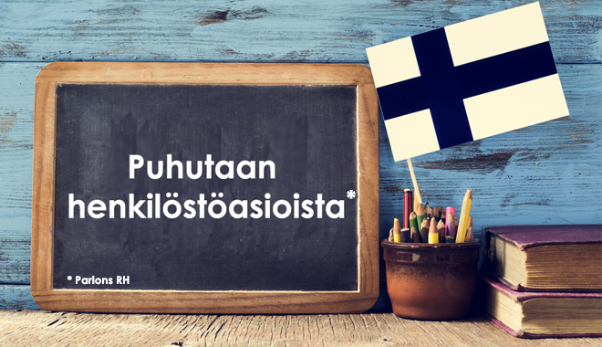 Un drapeau finlandais et une ardoise pour parler de RH en Finlande