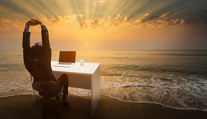 Salarié en congés au bureau sur la plage