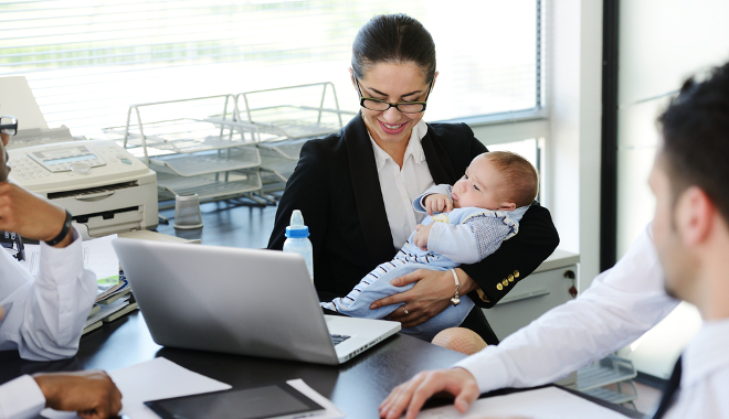 QVT femme avec bébé au bureau