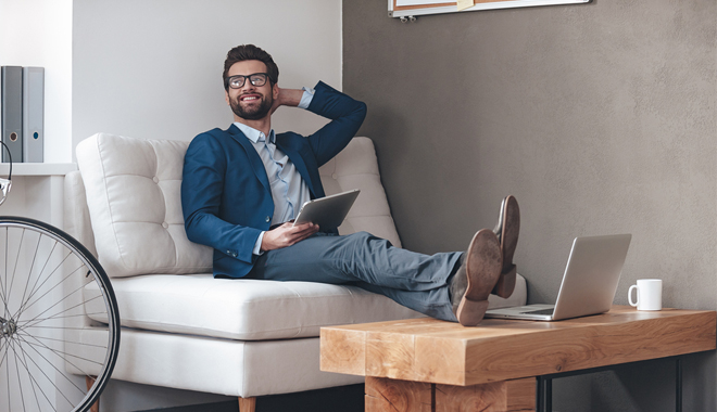 Un salarié installé confortablement dans ses bureaux