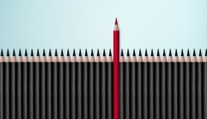 crayon rouge sortant d'un alignement de crayons noirs pour évoquer l'importance de la marque employeur