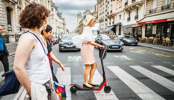 une salarié en trottinette dans la rue souhaite une indemnité kilométrique