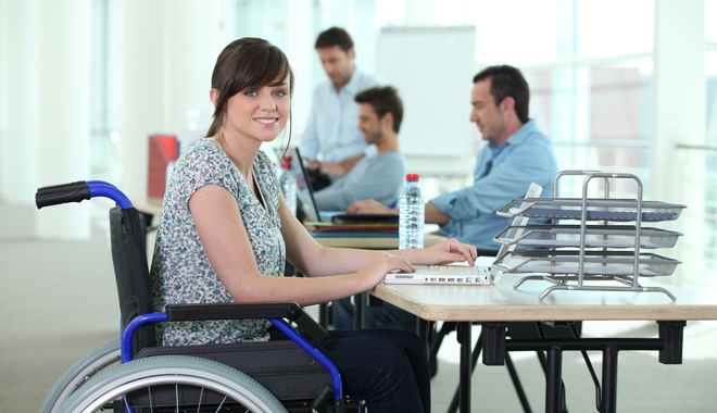 Une jeune en situation de handicap au bureau