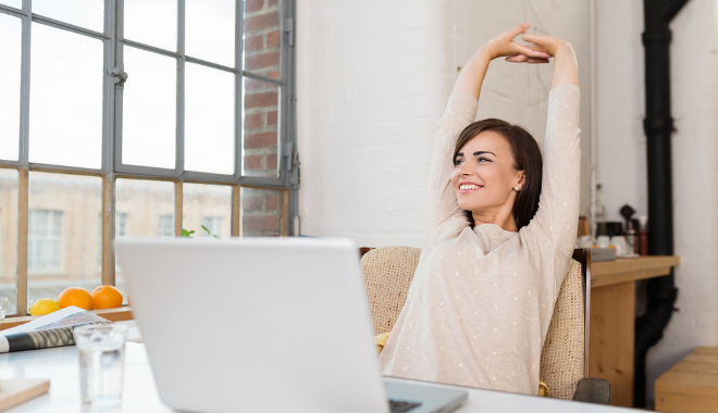 Femme détendue au bureau QVT