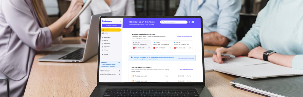 Réunion entre différents professionnels avec un ordinateur ouvert sur le logiciel Digiposte